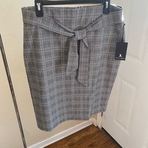 Plaid skirt with bow